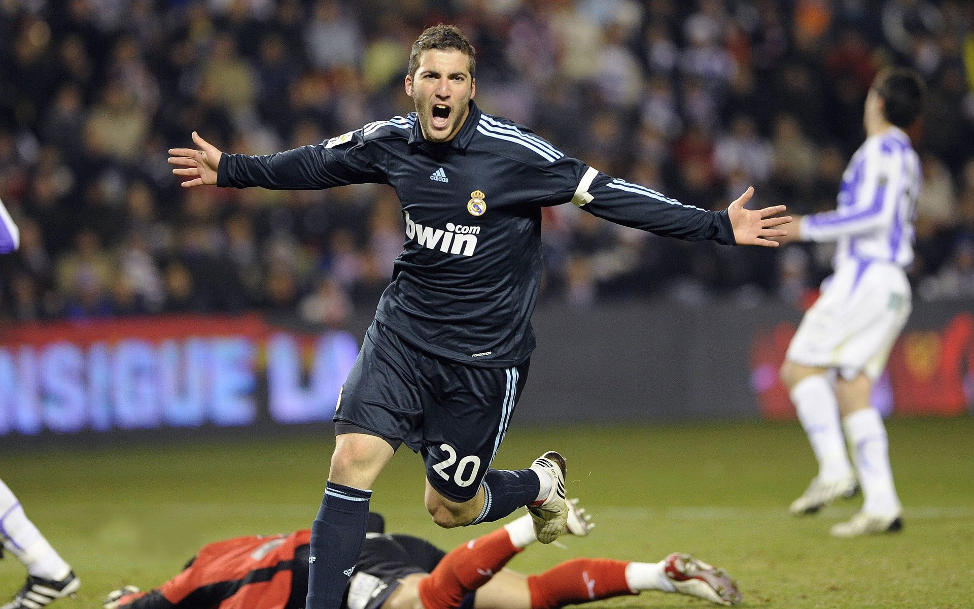 “萨尔·巴赫激励南非橄榄球:年轻力量崛起”